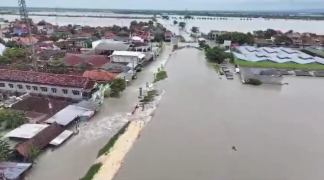 Foto. Enam Tanggul Jebol, 11 Kecamatan di Kabupaten Demak Terendam Banjir.