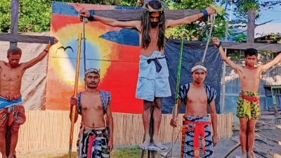 Foto. Keren, Prosesi Jalan Salib Jemaat GMIT Fatusion Siki Kenakan Pakaian Adat Khas Timor.