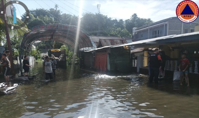Foto. Banjir dan Longsor di Kota Bitung, 162 Warga Dilaporkan Mengungsi.
