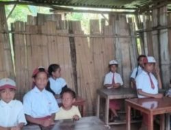 Wajah Pendidikan di NTT, Siswa SDN Let’Ana Belajar di Bawah Guyuran Air Hujan dan Lumpur