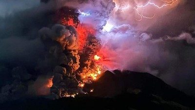 Foto. Abu Vulkanik Gunung Ruang Ganggu Penerbangan di Bandara Sam Ratulangi, Ini Rekomendasi PVMBG.