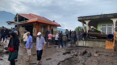 Foto. Dampak Banjir Lahar Dingin Tanah Datar, Korban Meninggal Bertambah 13 Orang.