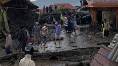 Foto. Banjir Lahar Dingin Lumpuhkan 4 Kabupaten di Sumatra Barat, 37 Orang Tewas dan Belasan Orang Hilang.