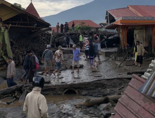 Foto. Banjir Lahar Dingin Lumpuhkan 4 Kabupaten di Sumatra Barat, 37 Orang Tewas dan Belasan Orang Hilang.