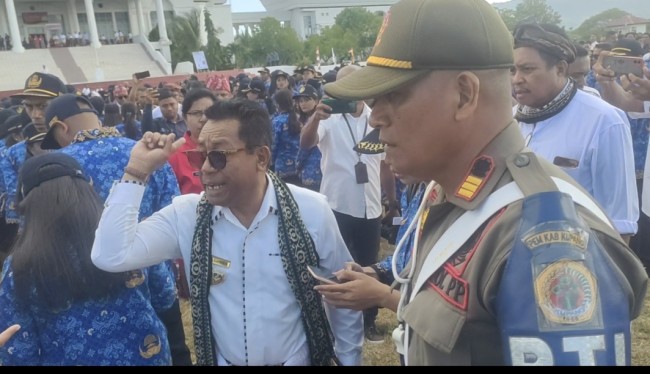 Foto. Pj. Bupati Kupang, Alexon Lumba Serahkan 1.314 SK PPPK Formasi Tahun 2023.