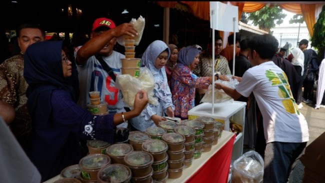 Foto. Sego Pecel Magetan: Kuliner Otentik yang Mencuri Perhatian di Pameran Produk Unggulan TMII.