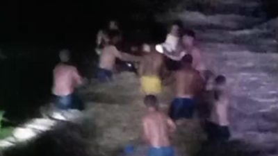 Foto. Evakuasi Dramatis! Warga dan Polisi Selamatkan 3 Orang yang Terjebak Banjir di Kupang.