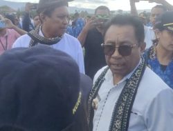 Panas, Pj. Bupati Kupang Melihat 2 Wanita P3K Berswafoto Saat Moment Doa