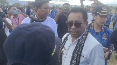 Foto. Panas, Pj. Bupati Kupang Melihat 2 Wanita P3K Berswafoto Saat Moment Doa.