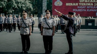 Foto. Kapolresta Kupang Kota, Aldinan Manurung Pimpin Upacara Sertijab Kasat Intelkam.