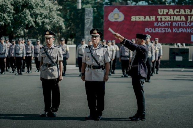 Foto. Kapolresta Kupang Kota, Aldinan Manurung Pimpin Upacara Sertijab Kasat Intelkam.