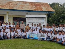 Polri Peduli Literasi, Kapolsek di Kupang Salurkan Kita Suci dan Ratusan Buku di Sekolah