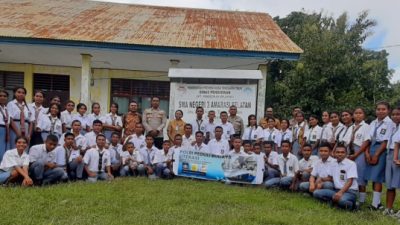 Foto. Polri Peduli Literasi, Kapolsek di Kupang Salurkan Kita Suci dan Ratusan Buku di Sekolah.