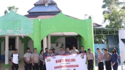 Foto. Sambut HUT Bhayangkara ke-78, Polres Kupang Gelar Bakti Religi Bersihkan Sejumlah Tempat Ibadah