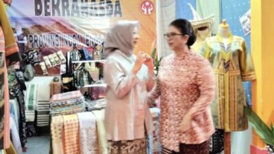 Ibu Negara Iriana Jokowi Kagumi Kain Tenun Khas Kota Kupang Motif Sepe
