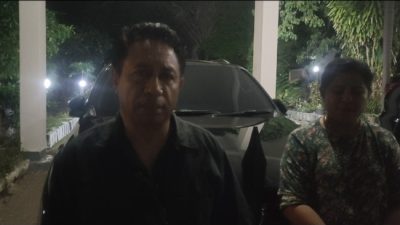 Ikuti Arahan KPK, Mantan Wakil Bupati Kupang Serahkan 6 Unit Mobil Dinas