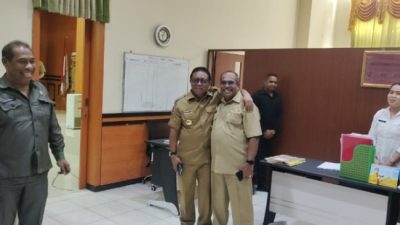 Foto. Momen Haru, 2 Pejabat Bupati di NTT Bertemu dan Saling Berpelukan.