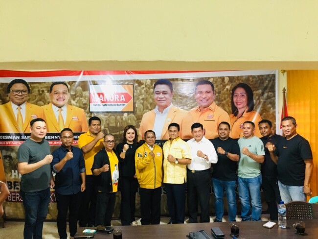 Foto. Gandeng Jerry Manafe di Pilkada Kabupaten Kupang, Melianus Akulas Dapat KTA Partai Hanura.