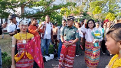 Tiba di Bandara El Tari Kupang, Simon Petrus Kamlasi Dikenakan Kain Adat TTS