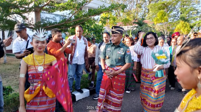 Foto. Tiba di Bandara El Tari Kupang, Simon Petrus Kamalasi Dikenakan Kain Adat TTS.