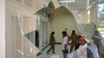 Gedung DPRD Kabupaten Kupang Dilempari Batu, Kaca Pintu dan Jendela Hancur Berantakan
