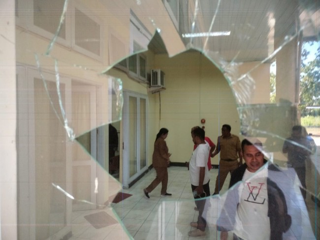 Foto. Gedung DPRD Kabupaten Kupang Dilempari Batu, Kaca Pintu dan Jendela Hancur Berantakan.