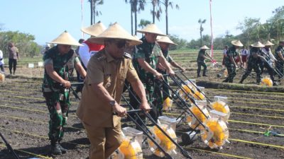 Foto. Kunker di Kabupaten Kupang, KSAD TNI AD, Maruli Simanjuntak Lakukan Serangkaian Kegiatan Sosial.
