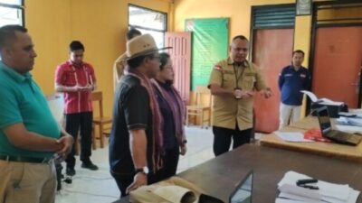 Foto. Penjabat Bupati Kupang Pantau Perekaman E-KTP di Desa Baumata Timur, Ini Kata Masyarakat.