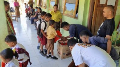 Wartawan di Kupang Gelar Aksi Peduli Pendidikan, Anak Sekolah di Semau Dapat Paket Pendidikan