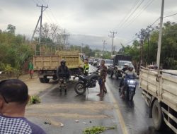 2 Orang Tewas Usai Motor Tabrak Dump Truk di Jalan Timor Raya
