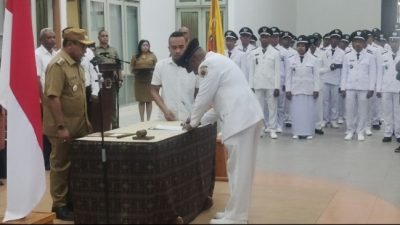 Kukuhkan 157 Kepala Desa, Pj Bupati Kupang: Jangan Berhentikan Perangkat Desa Tanpa Melalui Mekanisme