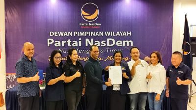 Foto. Target Menang Kembali di Pilkada Kabupaten Kupang Partai Nasdem Beri SK ke Paket Kemesraan.