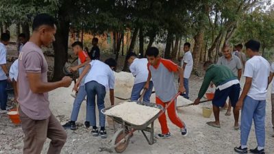 Foto. Foto. Prihatin Jalan Rusak, Sejumlah Siswa SMA di Kupang Perbaikan Jalan Rusak Secara Swadaya.