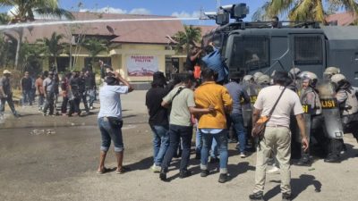 Foto. Polres Kupang Berhasil Pukul Mundur Ratusan Masa Pendemo di Kantor KPU.