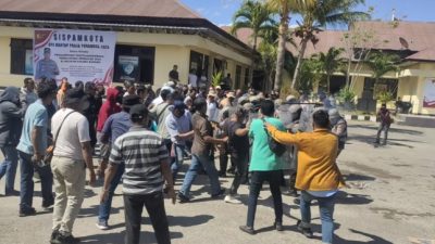 Foto. Video: Ricuh, Massa Pendemo di Depan Gedung KPU Kabupaten Kupang.
