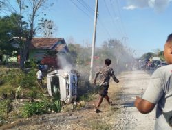 Pengendara Diduga Mabuk, Mobil Avanza Asal Tiles Terguling di Jalan Timor Raya