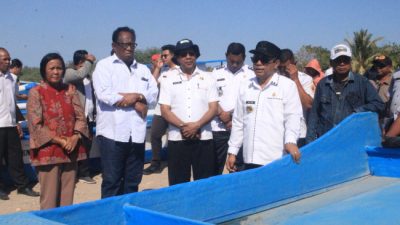 Pemerintah Kabupaten Kupang Salurkan Bantuan Rp4,6 Miliar Bagi 15 Kelompok Nelayan