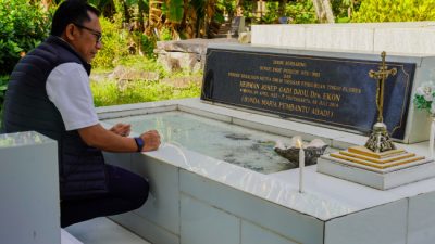 Foto. Mengenang dan Menghormati, Ansy Lema Lakukan Ziarah ke Makam 5 Mantan Bupati Ende.