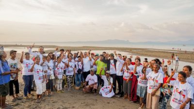 Peduli Konservasi Laut, Ansy Lema Lepas Ratusan Anak Penyu di Pantai Sulamanda, Kabupaten Kupang