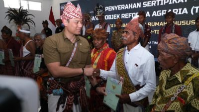 Menteri AHY Serahkan 505 Sertifikat TORA, Masyarakat Eks Timor Timur Terbayar Lunas