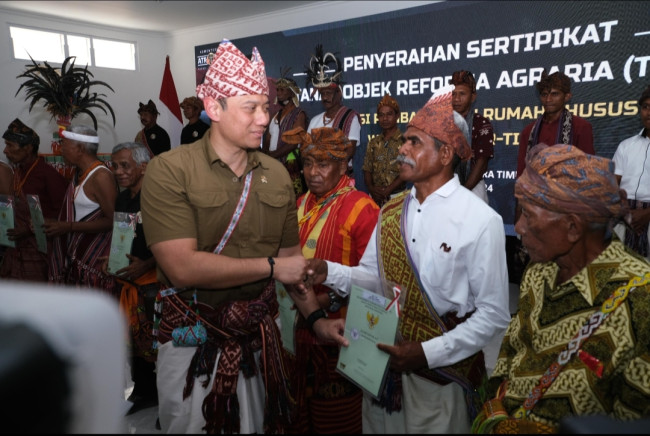 Foto. Menteri AHY Serahkan 505 Sertifikat TORA, Masyarakat Eks Timor Timur Terbayar Lunas.