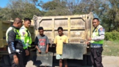 Foto. Satlantas Polres Kupang Tertibkan Puluhan Kendaraan Beratribut Tak Sesuai Standar.