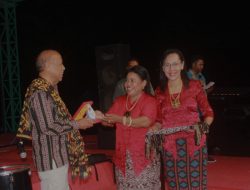 Malam Penutupan Festival Fronteira 2024, Pemkab Kupang Beri Sejumlah Cendera Mata Kepada Pemerintah RDTL