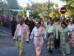 Meriahkan Parade Tenun Sepe, Pj. Wali dan Pj. Ketua Dekranasda Jadi Pasangan Paling Anggun