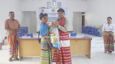 Atasi Kemiskinan Ekstrim, Pj. Bupati Kupang Salurkan Bantuan Beras di 2 Kecamatan di Amfoang