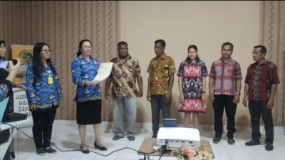 Foto. Perdana di Kabupaten Kupang, BPN Serahkan Sertifikat Tanah Elektronik Kepada Perwakilan Masyarakat Taebenu.