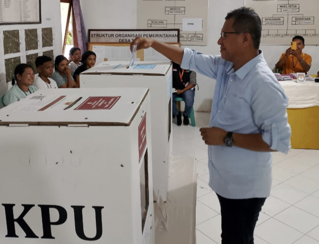 Foto. Sejumlah Cakada di Kabupaten Kupang Lakukan Pencoblosan TPS 2, Korinus Masneno: Kita Tunggu Realitanya.