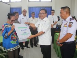 Penjabat Bupati Kupang Salurkan Santunan Kematian BPJS Ketenagakerjaan kepada 2 Ahli Waris Pegawai