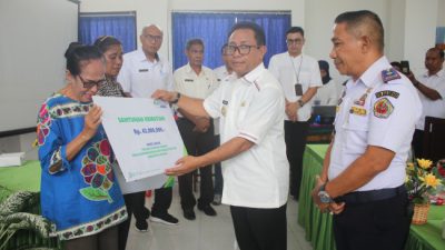Foto. Penjabat Bupati Kupang Salurkan Santunan Kematian BPJS Ketenagakerjaan kepada 2 Ahli Waris Pegawai.