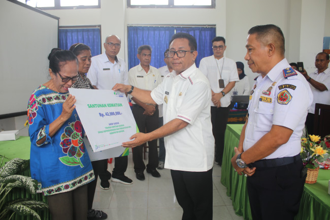 Foto. Penjabat Bupati Kupang Salurkan Santunan Kematian BPJS Ketenagakerjaan kepada 2 Ahli Waris Pegawai.